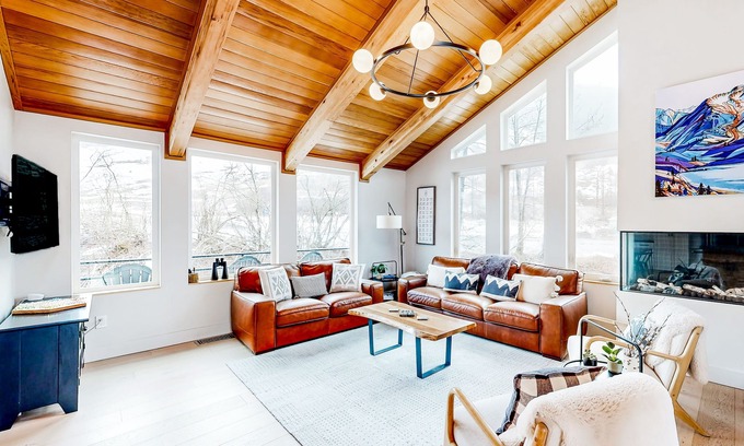 Alyeska Condo | Modern Townhouse with Hot Tub & Mountain Views – 10/10 Rated