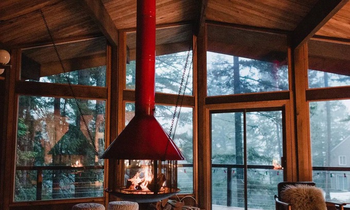 Roslyn Ridge Cabin | Unique Treehouse Cabin with Hot Tub and Family-Friendly Charm