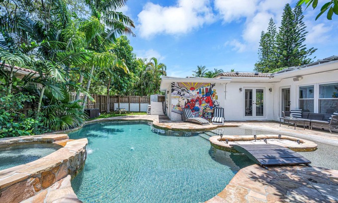 El Portal House | Modern Tropical Pool House in North Miami with Jacuzzi