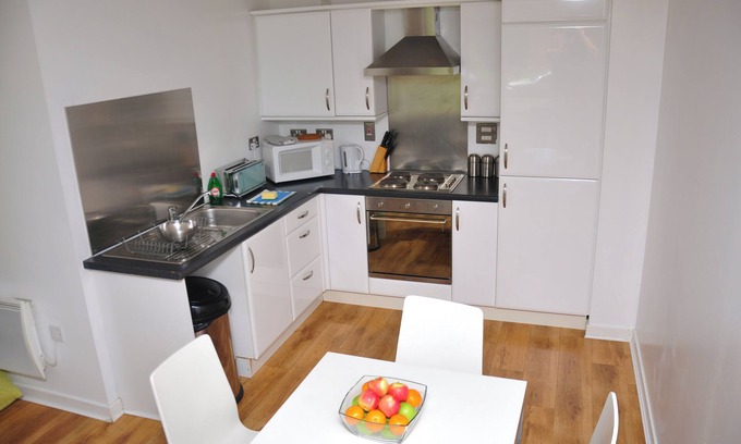 Newhaven Apartment | Modern Two Bedroom Apartment with Free Parking & Wifi