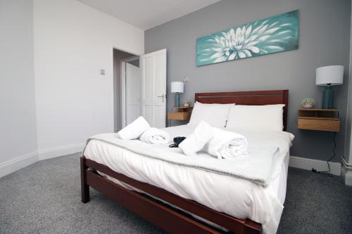 Cwmbrwla Apartment | Stylish 2 Bedroom Flat in Swansea - Pet Friendly Stay