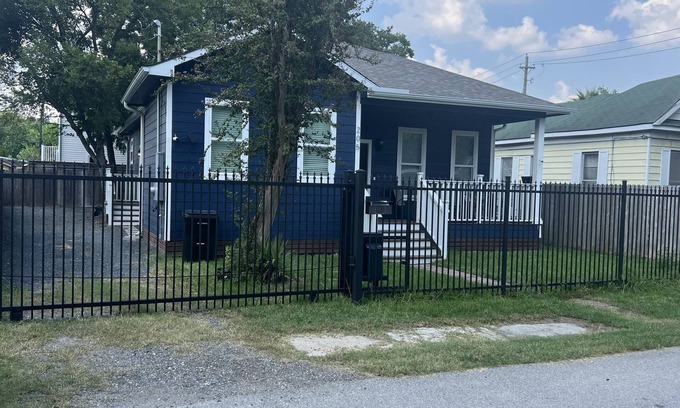 Northside House | Stylish Two Bedroom House with Ocean View & Gated Parking