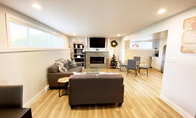 Central Okanagan House | Modern Two-Bedroom Suite: Guest Rated 9.6, Pet Friendly