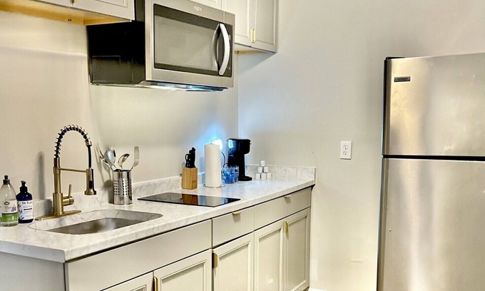 Pine Forest House | Stylish Two Bedroom In-law Suite with Breakfast Included