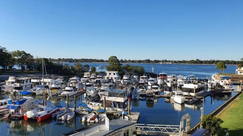 Sandstone Point Apartment | Contemporary Marina Unit with Pool and Family-Friendly Vibes
