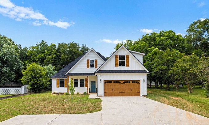 Mount Holly House | Modern Upscale 3BR in Mt Holly/PETS WELCOME