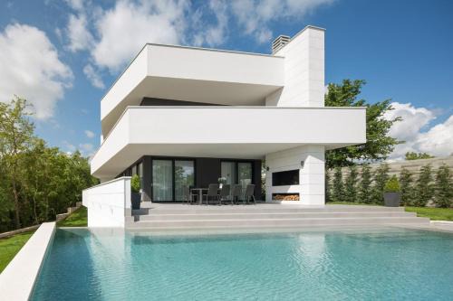 Vela Traba Villa | Elegant Modern Villa 55 with Pool, Spa & Ocean View