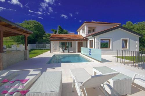 Nova Vas Villa | Chic Villa Gloria Vita with Pool & Hot Tub in Novigrad