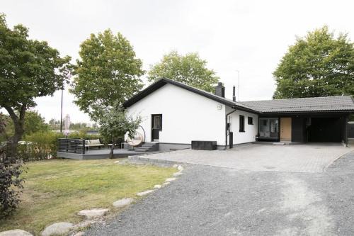Espoo Villa | Stylish Villa in Prime Location for Family Getaways
