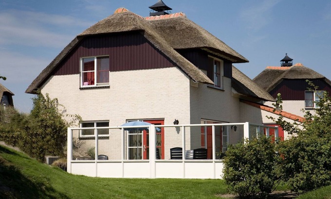 Makkum Villa | Modern Villa in Makkum with Serene Garden Oasis