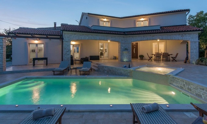 Vizinada Villa | Exceptional Villa Melli: Poolside Bliss Awaits You