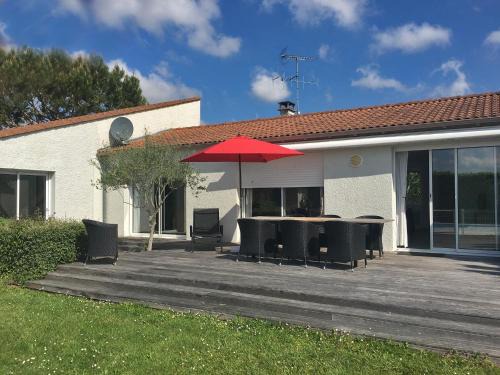 Brives-sur-Charente Villa | Stylish Villa Retreat with Private Pool & Pet-Friendly Perks