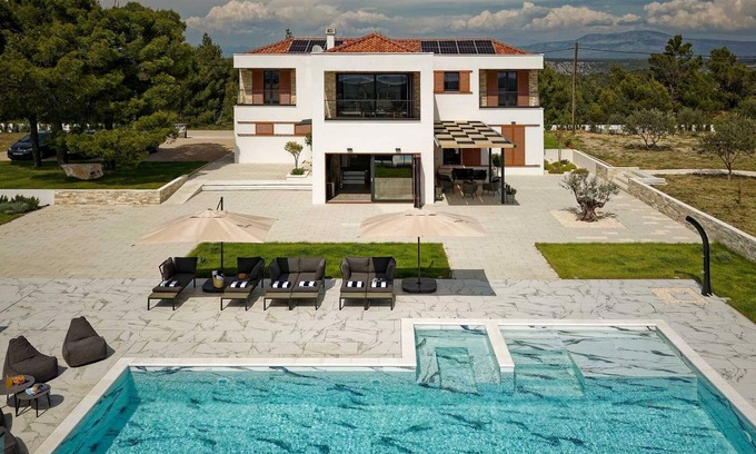 Skradin Villa | Modern villa with infinity pool near Skradin