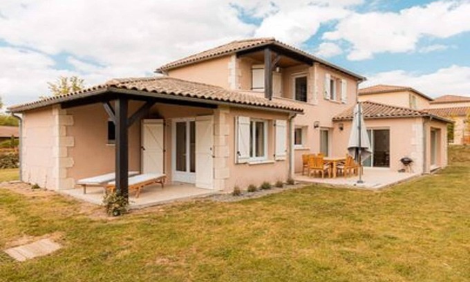 Vasles Villa | Modern Villa with Expansive Garden and Pet-Friendly Amenities