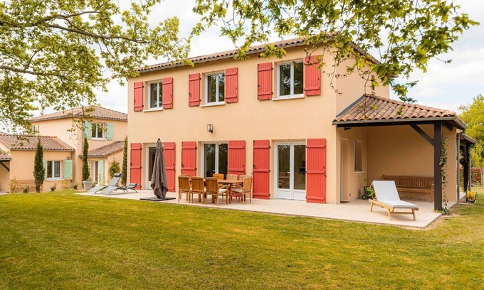 Vasles Villa | Inviting Villa with Spacious Garden and Family Amenities