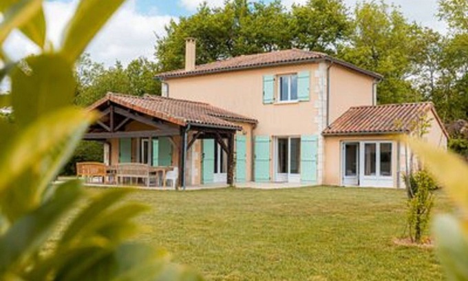 Vasles Villa | Relaxing Villa with Garden and BBQ Area for Your Stay