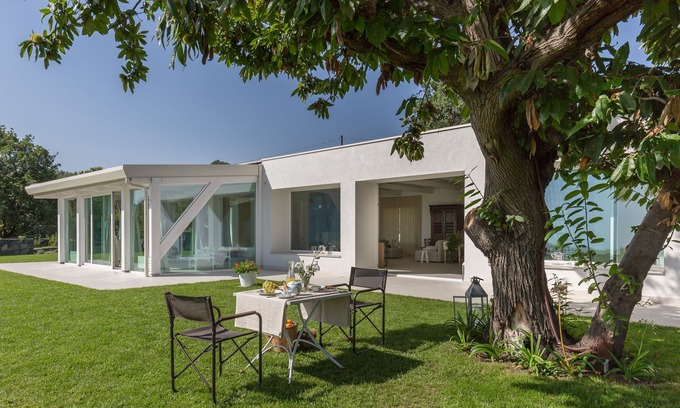 Viagrande House | Modern villa with private garden, open countryside & sea view
