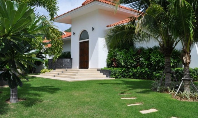 Nong Kae Villa | Elegant Villa with Private Pool Near Golf Course