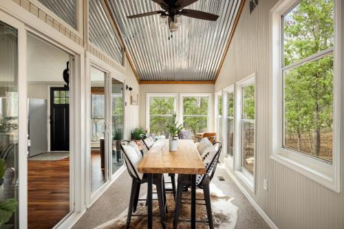 The Woods House | Cozy Modern Cabin with Sauna, WiFi & Fire Pit Retreat