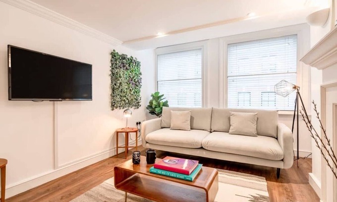 Soho Apartment | Modern One-Bedroom with Terrace on Soho Oxford Street