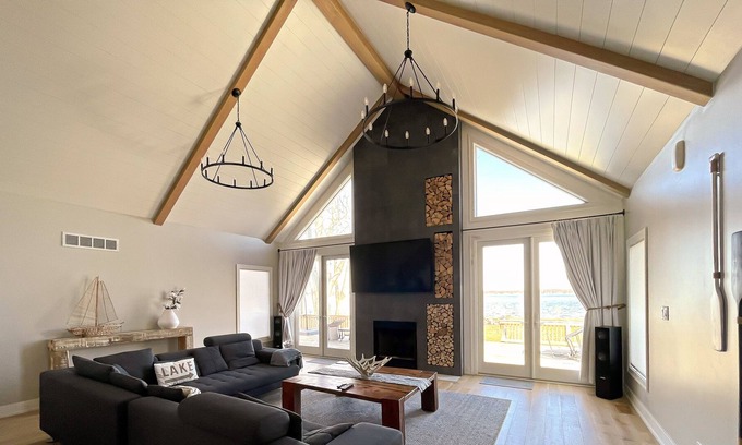 Bass Lake House | Modern Waterfront Lakehouse/1H Notre Dame/2H Chicago