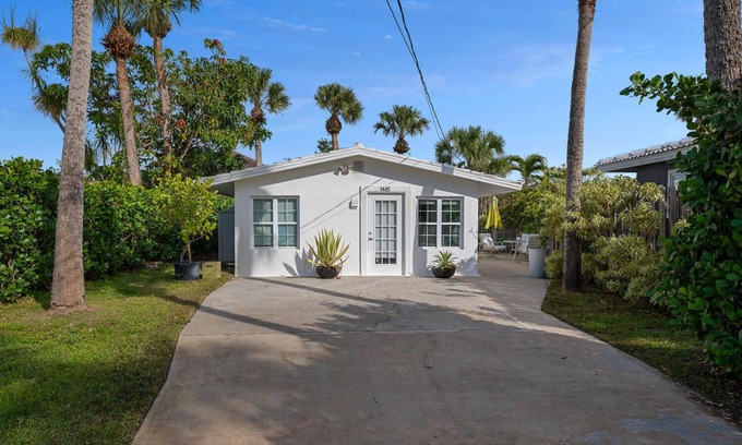 Lake Park Apartment | Modern Waterfront Studio - Minutes to the Beach and Downtown Naples