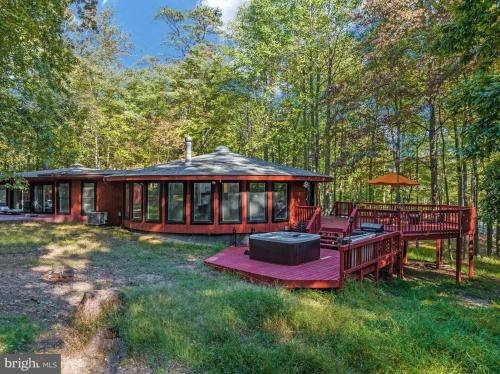 The Woods House | Inviting Wooded Oasis with Hot Tub, WiFi & Pet-Friendly Stay