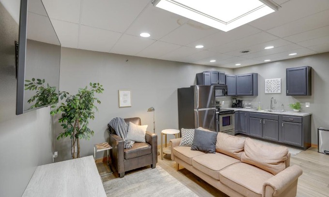 Yankton Apartment | Inviting Yankton Apartment Steps from Riverside Park!