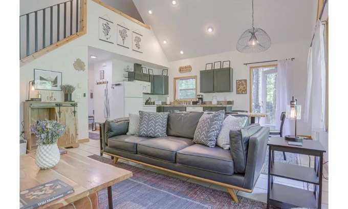 Rhododendron House | Guest Rated: 9.8 - Modern ZigZag Basecamp with Hot Tub