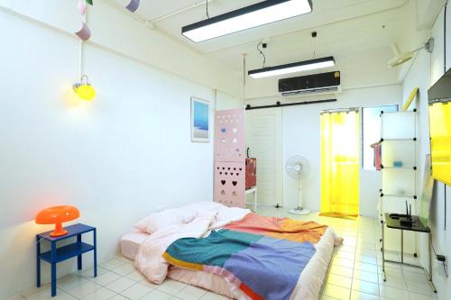 Khlong Chaokhunsing Apartment | Modern Art Studio near MRT Mahat Thai with Private Pool