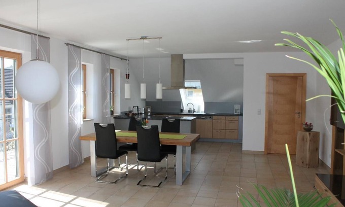 Essing Apartment | Stylish 75sqm Apartment with Large Balcony & Breakfast