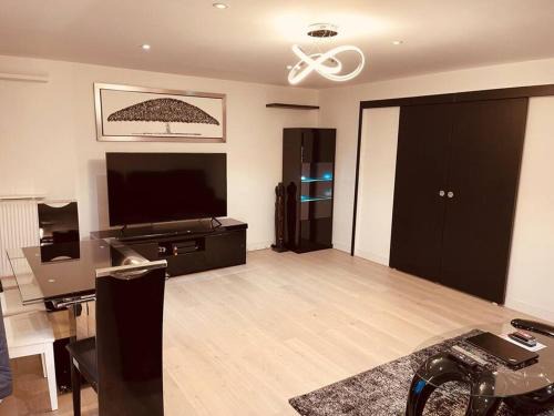 Saint-Gratien Apartment | Modern JO Apartment with Parking - Pet & Child Friendly