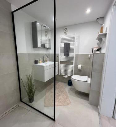 Bodenwerder Apartment | Comfortable Ferien Monteur Wohnung with Breakfast & Pet-Friendly