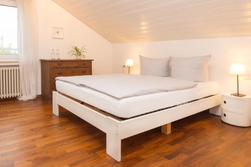 Markdorf House | Modern Nature Retreat: 3 Bedrooms, Breakfast Included