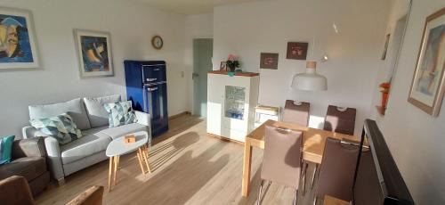 Husen Apartment | Cozy Ferienhaus D51: Ocean View Retreat for 2-5 Guests