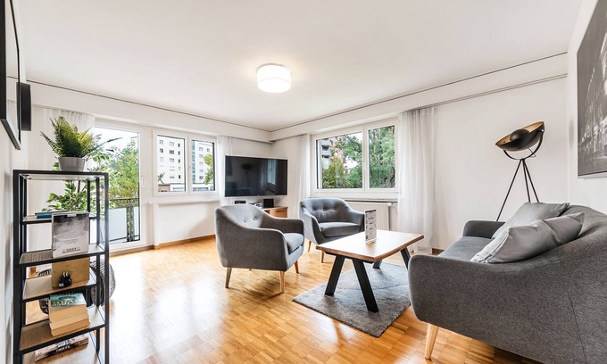 Kreuzlingen Apartment | Central Kreuzlingen 4-Room Apartment with Spa & Hot Tub