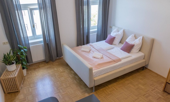 Favoriten House | Spacious Apartment with Balcony for Large Groups, Rated 9/10