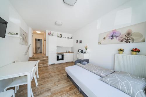 Penzing Apartment | Convenient Apartment Near U-Bahn & Schönbrunn, Family-Friendly