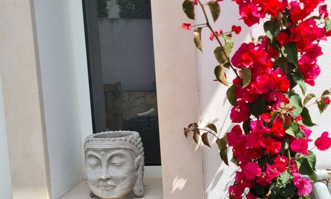 Batalha House | Modern Retreat for 6 with Pool and Terrace, Pet Friendly