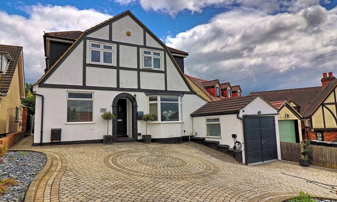 Epping House | Modernised Luxury Family Home in Theydon Bois