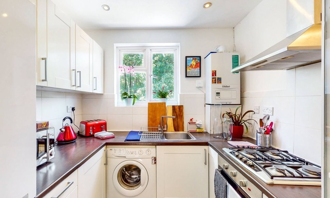 Fryent Apartment | Elegant 2 BR Maisonette in Kingsbury with Breakfast Included
