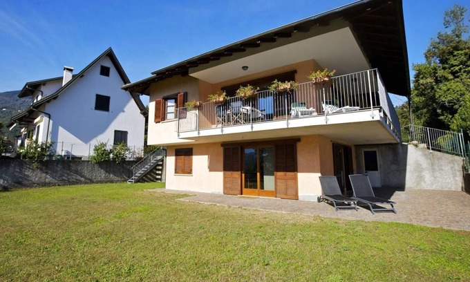 Cambiasca Apartment | Modernly furnished 3-room apartment with two bathrooms and a large garden