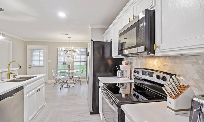 Gonzales House | Stylish Home with Pool, Minutes from New Orleans & Baton Rouge