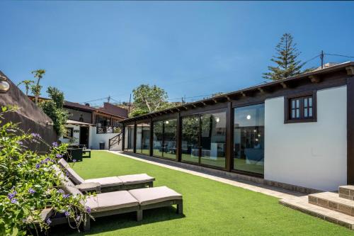 Santa Cruz de Tenerife Apartment | Stylish Loft Retreat in Santa Cruz de Tenerife - Rated 9/10