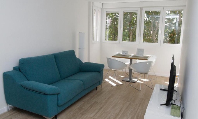 La Latina Apartment | Modern Retreat with Easy Parking and Pet-Friendly Options