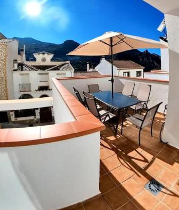 Guejar Sierra Apartment | Cozy Apartment in Güejar Sierra with Terrace & Wi-Fi