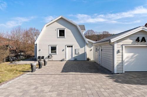 Partille Villa | Modern House with Parking and Garden - Guest Rated 9.3/10