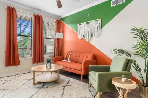 Lazybrook/Timbergrove Apartment | Trendy King Bed Retreat with Pool & Gym Access