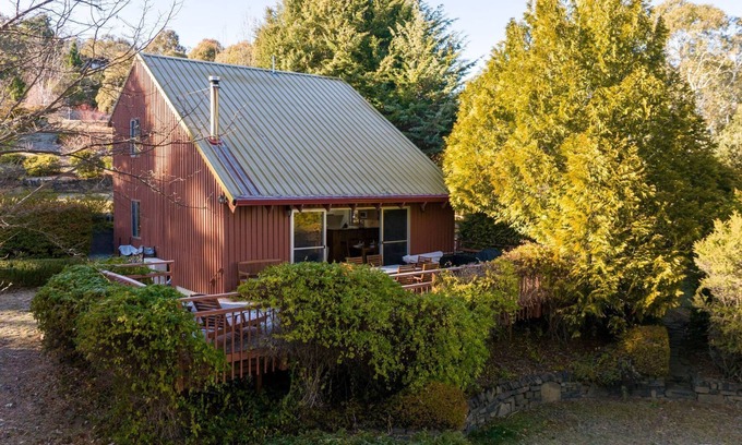 East Jindabyne Cottage | Discover Mogul: Lakefront Holiday Home in East Jindabyne