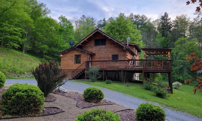 Nisbet House | Perfect Getaway at Mohawk Mountain Lodge - Pets Welcome!